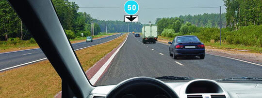 С какой скоростью Вы можете продолжить движение вне населенного пункта по левой полосе на легковом автомобиле?