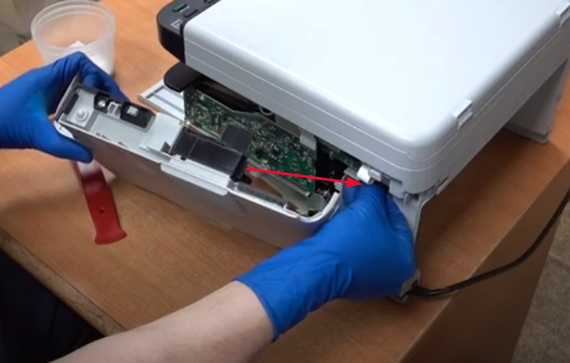 Расположение семи винтов, которые нужно выкрутить