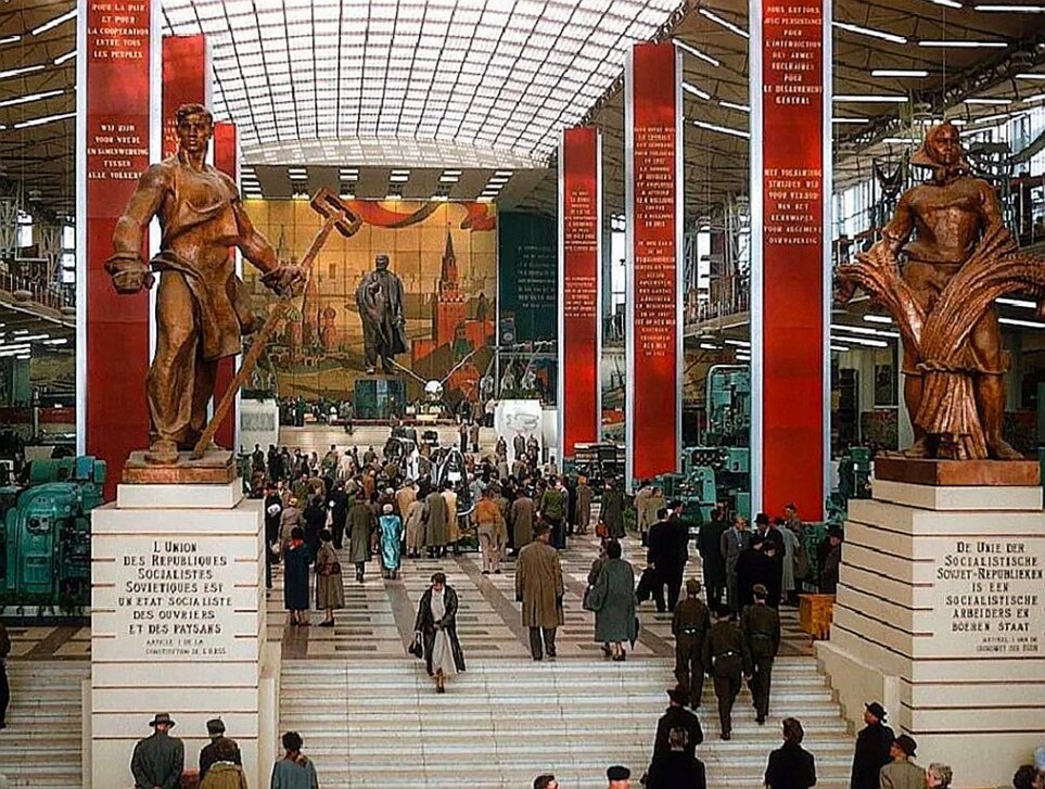 Внутренний вид павильона СССР на EXPO-1958.