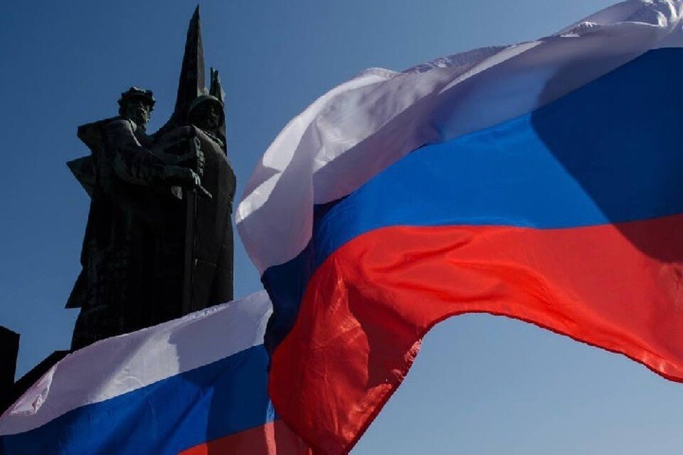     Флаг России дорог и священен для сотен миллионов людей по всему миру. Фото: телеграм-канал Дениса Пушилина