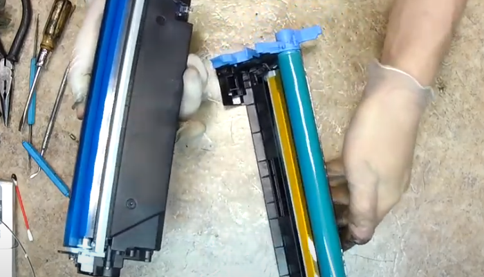 Фото 16. Стрелкой указан бункер отработанного тонера