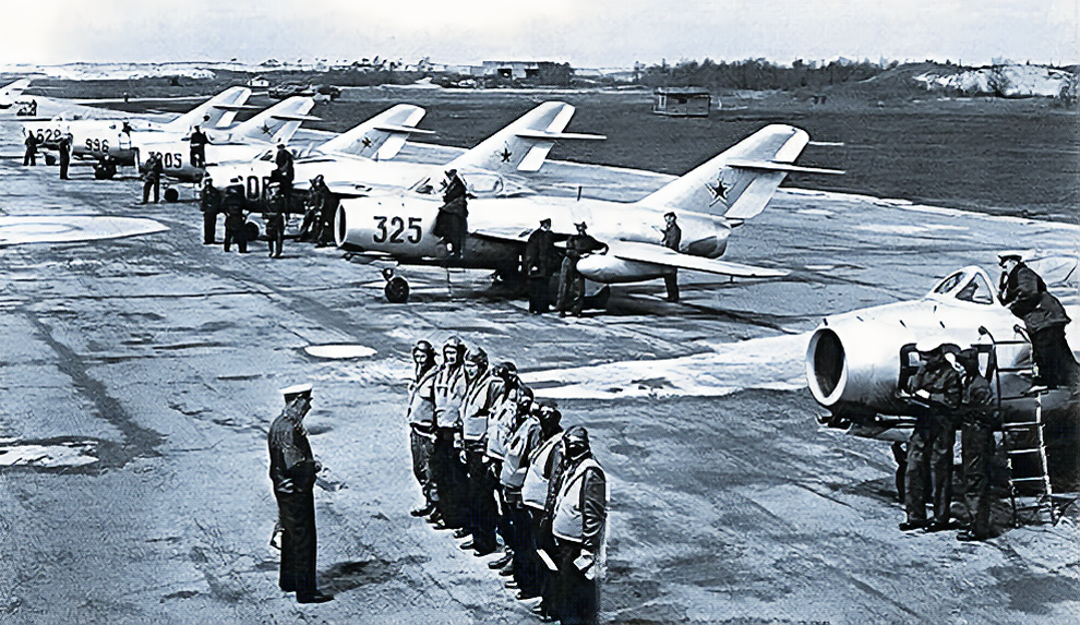 Инструктаж советских летчиков-истребителей перед взлётом в небо Кореи.