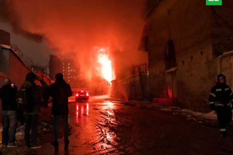 Пожар на базе вагнера. Пожар в москве. пожар на цветочном складе в москве. причины возгорания пожара.