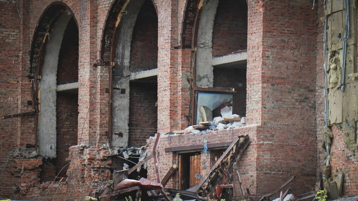     В Казани у местных жителей собираются выкупить квартиры, находящиеся в аварийном доме. Соответствующее постановление подписал глава исполнительного комитета Рустам Гафаров.