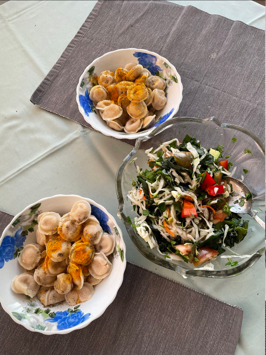 Салатик с добавлением горечи (руккола, редис), а пельмени с нутом, богатым клетчаткой, что тоже важно для оттока желчи 