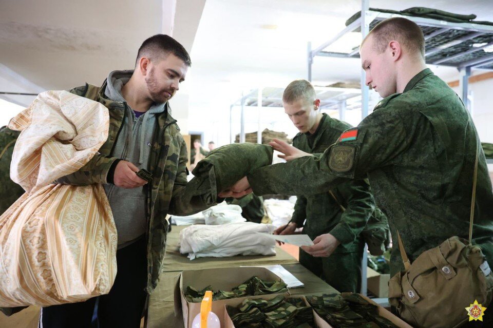     В Минобороны сказали, что в военчасти прибывают военнообязанные. Фото: телеграм-канал Министерства обороны Беларуси/Ян Горбанюк, «Ваяр»