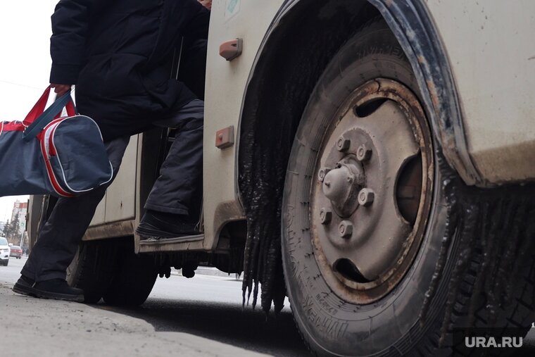    В курганском автобусе засняли извращенца