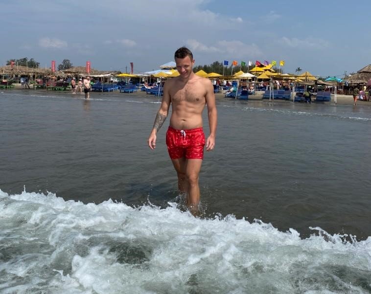 Качайте пресс. А ведь недавно там был огромный живот.