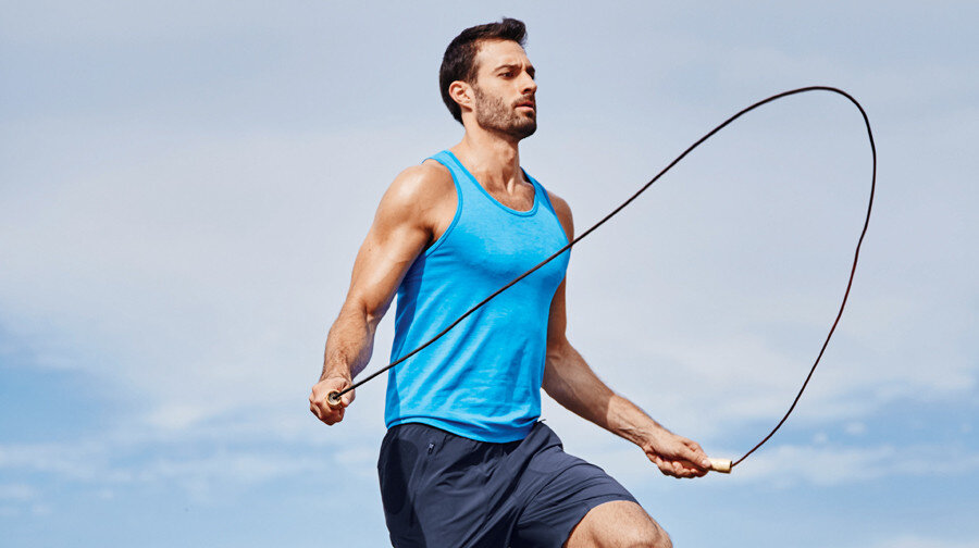 Скакалка вид спорта. Прыжки на скакалке. Прыжки через скакалку. Человек со скакалкой. Мужчина на скакалке.
