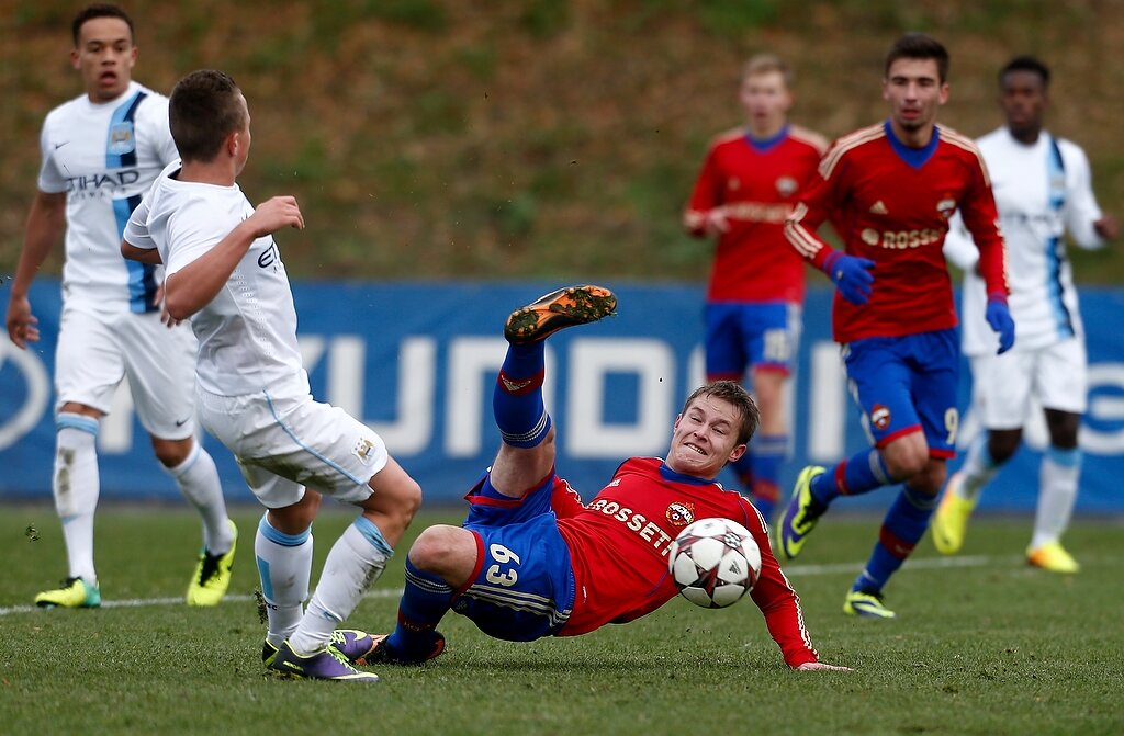 Нападающий ЦСКА Руслан Гордиенко (в центре) в матче с «Манчестер Сити». / Фото: © Василий Пономарев