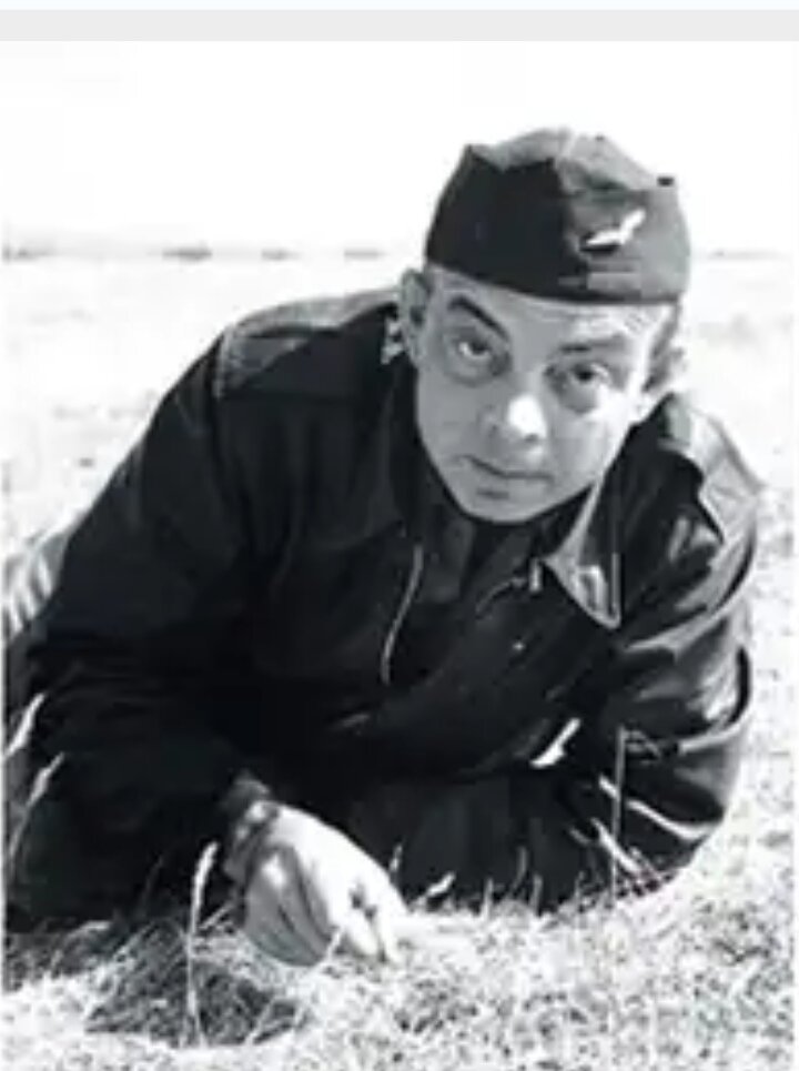 Антуан Мари Жан-Батист Рожер де Сент-Экзюпери (фр. Antoine de Saint-Exupéry) (29 июня 1900, Лион, Франция — 31 июля 1944) — французский писатель и профессиональный лётчик.

Биография

Детство, отрочество, юность

Антуан де Сент-Экзюпери родился во французском городе Лионе, в семье провинциального дворянина (графа). В возрасте четырёх лет потерял отца. Воспитанием маленького Антуана занималась мать. Экзюпери окончил школу иезуитов в Ле-Мане, учился в католическом пансионе в Швейцарии, а в 1917 году поступил в парижскую Школу изящных искусств на факультет архитектуры.

Профессия пилота

Поворотным в его судьбе стал 1921 год — тогда он был призван в армию и попал на курсы пилотов. Год спустя Экзюпери получил удостоверение пилота и переселился в Париж, где и обратился к писательским трудам. Однако на этом поприще он поначалу не снискал себе лавров и был вынужден браться за любую работу: торговал автомобилями, был продавцом в книжном магазине.

Лишь в 1925 году Экзюпери нашел свое призвание — стал пилотом компании «Аэропосталь», доставлявшей почту на северное побережье Африки. Через два года его назначили начальником аэропорта в Кап-Джуби, на самом краю Сахары, и там наконец обрел то внутреннее спокойствие, какого исполнены его поздние книги.

Пилот. Судьба. Гибель

В 1929 году Экзюпери возглавил отделение своей авиакомпании в Буэнос-Айресе; в 1931 вернулся в Европу, снова летал на почтовых линиях, был также и лётчиком-испытателем, а с середины 1930-х гг. выступал и как журналист, в частности, в 1935 году побывал в качестве корреспондента в Москве и описал этот визит в пяти небезынтересных очерках. Корреспондентом отправился он и на войну в Испании. В начале Второй Мировой войны Сент-Экзюпери сделал несколько боевых вылетов и был представлен к награде («Военный крест» (Croix de Guerre))[1]. В июне 1941 г. он переехал к сестре в неоккупированную фашистами зону, а позже переехал в США. Жил в Нью Йорке, где в числе прочего написал свою самую знаменитую книгу «Маленький принц» (1942, опубл. 1943). В 1943 г. он вернулся в ВВС Франции и участвовал в кампании в Северной Африке. 31 июля 1944 года отправился с аэродрома Борго на острове Корсика в разведывательный полет — и не вернулся.