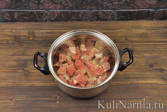 Готовим мясной бульон. Промытую говядину режем небольшими квадратными или прямоугольными кусочками со стороной 2-3 см, заливаем двумя литрами холодной воды. Доводим до кипения, снимаем всю мутную пену, образовавшуюся на поверхности. Варим на небольшом огне при малом кипении 1-1,5 часа (до мягкости мяса), прикрыв кастрюлю крышкой. Для аромата бросаем горошины перца.