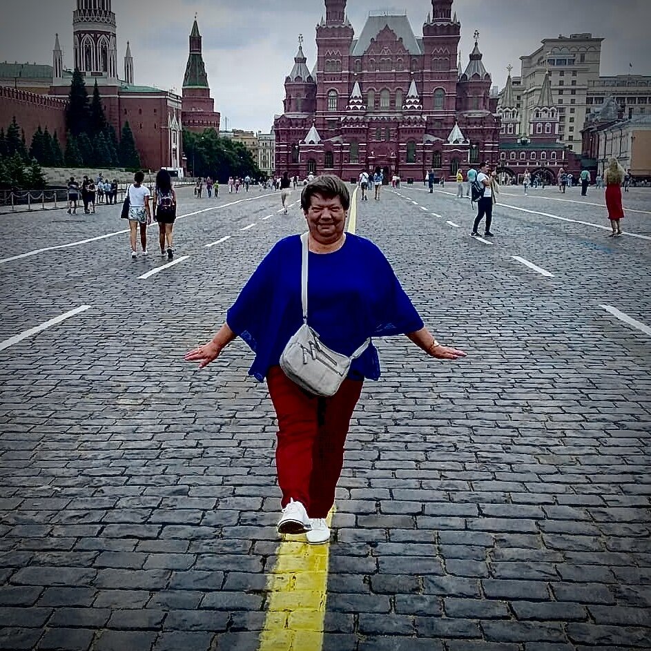 Довольная туристка в Москве