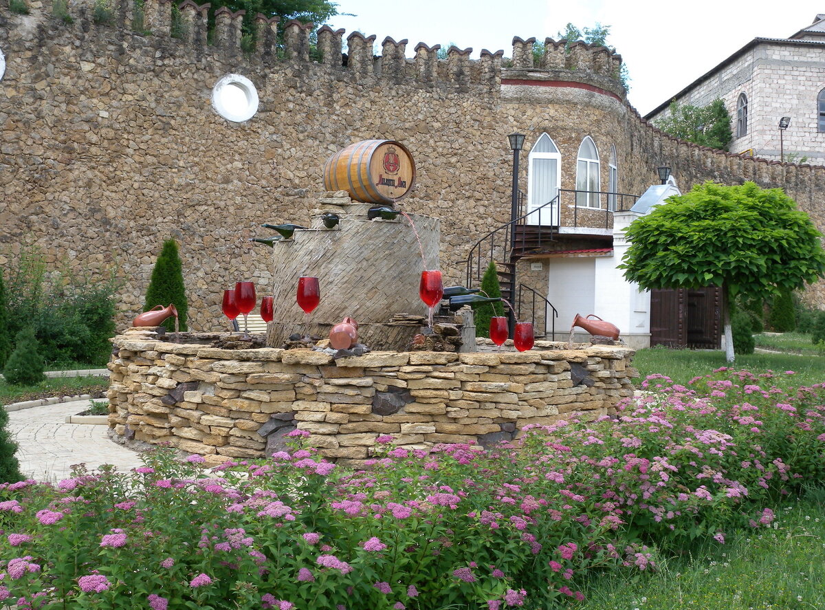 Винный фонтан в Милештий Мичь  Flickr / Em and Ernie / CC BY-SA 2.0