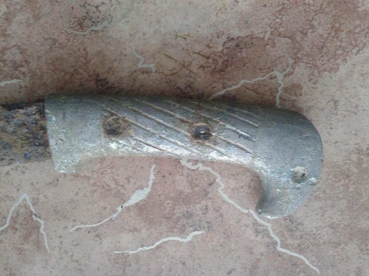 Алюминиевый эфес шашки обр. 1927 года, найденный при раскопках по Великой Отечественной войне. Информация о ней в конце статьи.