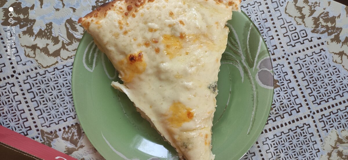 Завтрак. Кусок пиццы 4 сыра. Муж заказывал для сына, вот и мне перепало)