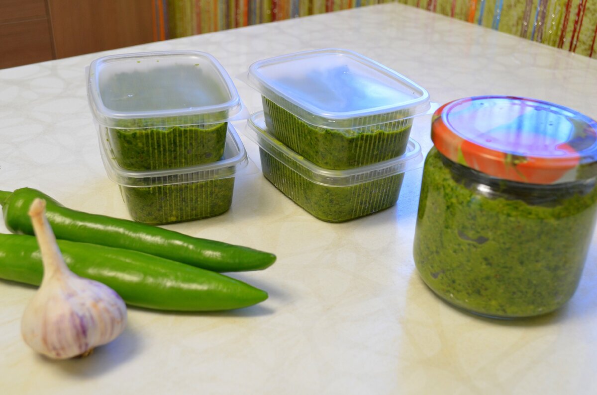 Готовить аджику можно как из зеленого, так и из красного острого перца. Сегодня я готовлю из зеленого острого перца, аджика будет по остроте средняя,т.к. перец все таки не набрал еще той остроты как по осени.