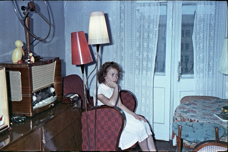 Вот такой радиоприемник "Фестиваль" был у нас, и такой же торшер.