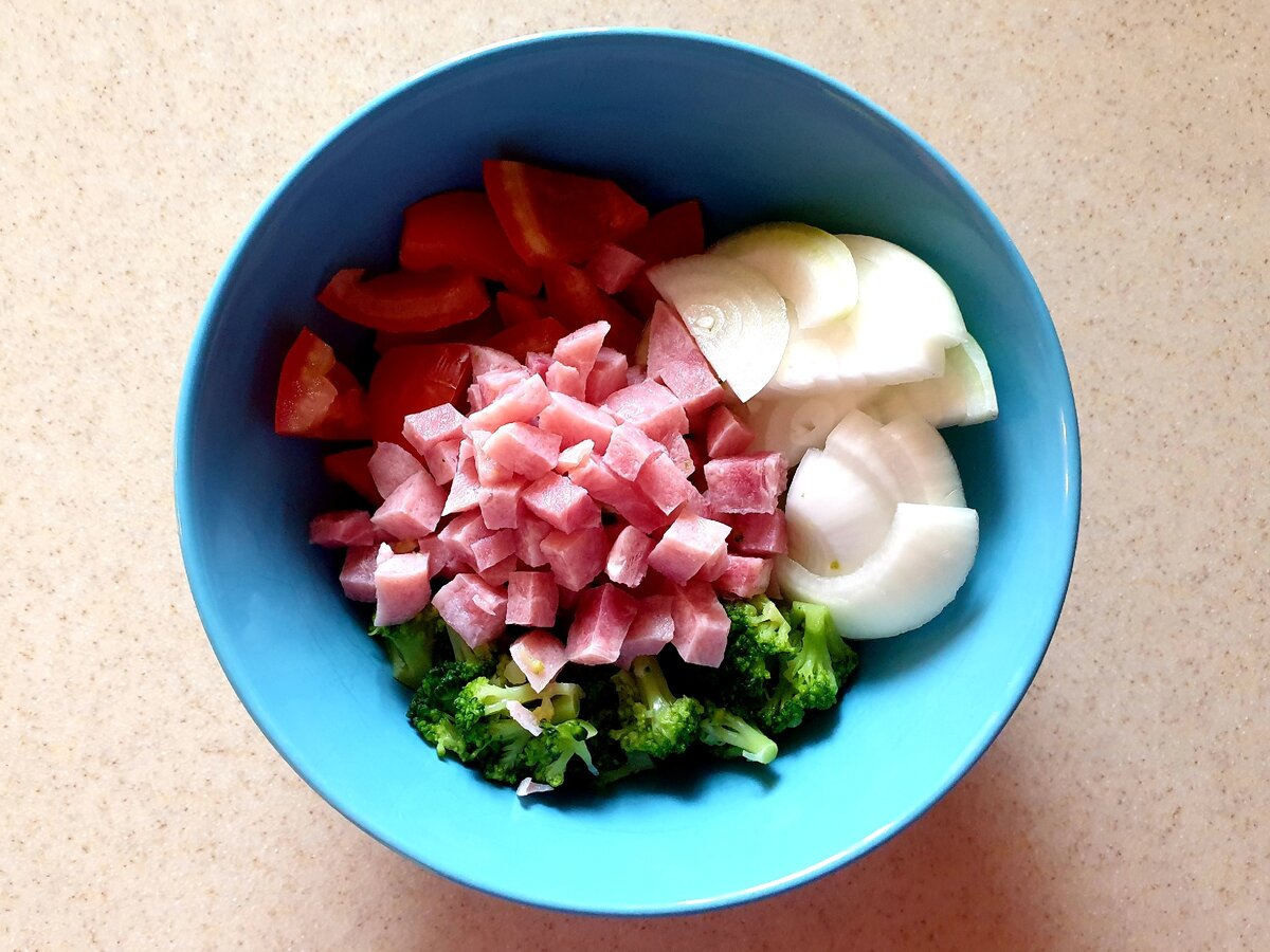 Овощи и ветчина для фриттаты