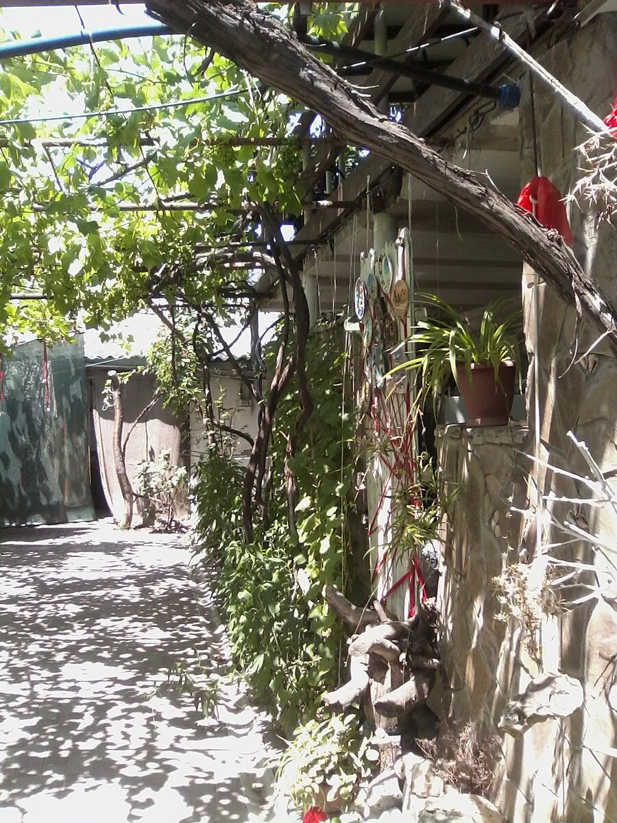 Здесь мы жили в Феодосии