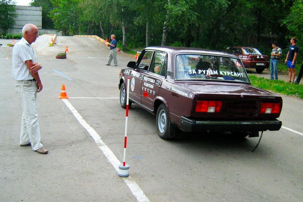 Упражнения на площадке. Если не ошибаюсь, то это называлось "парковка в гараж задним ходом". Фото для иллюстрации с сайта ulyanovsk.zoon.ru, обработано автором