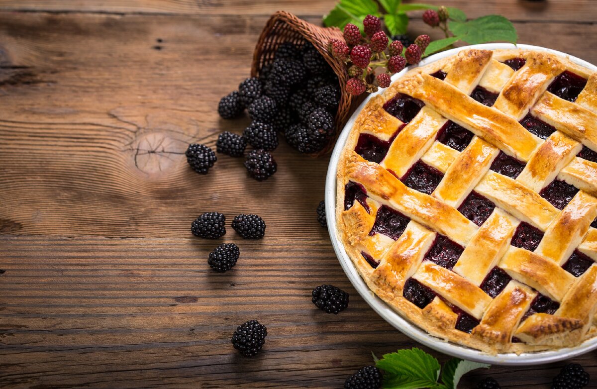 Дрожжевой пирог с ежевикой