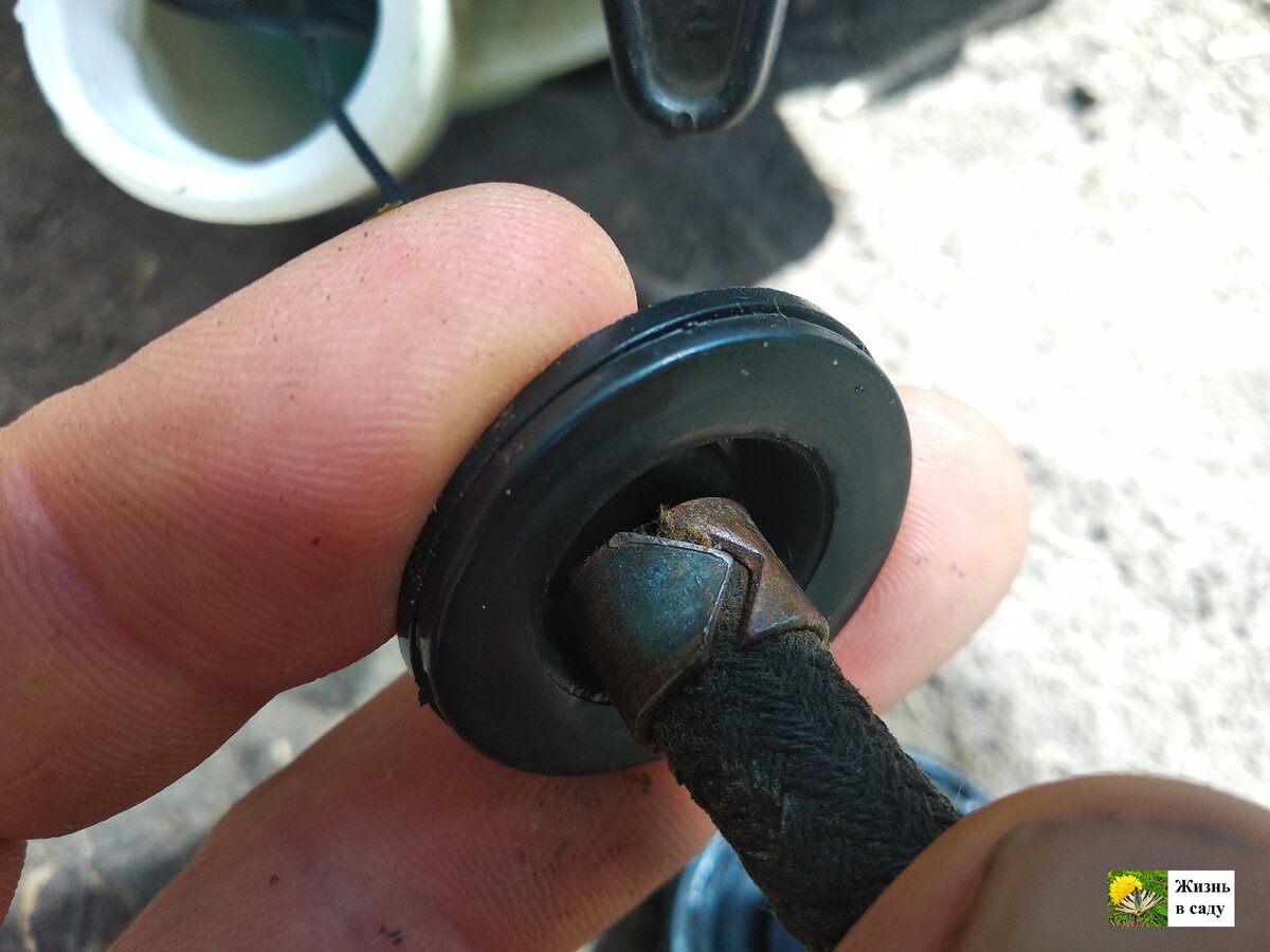 Думал, что заклинило мотор триммера. Оказалось, проблема в крышке ...