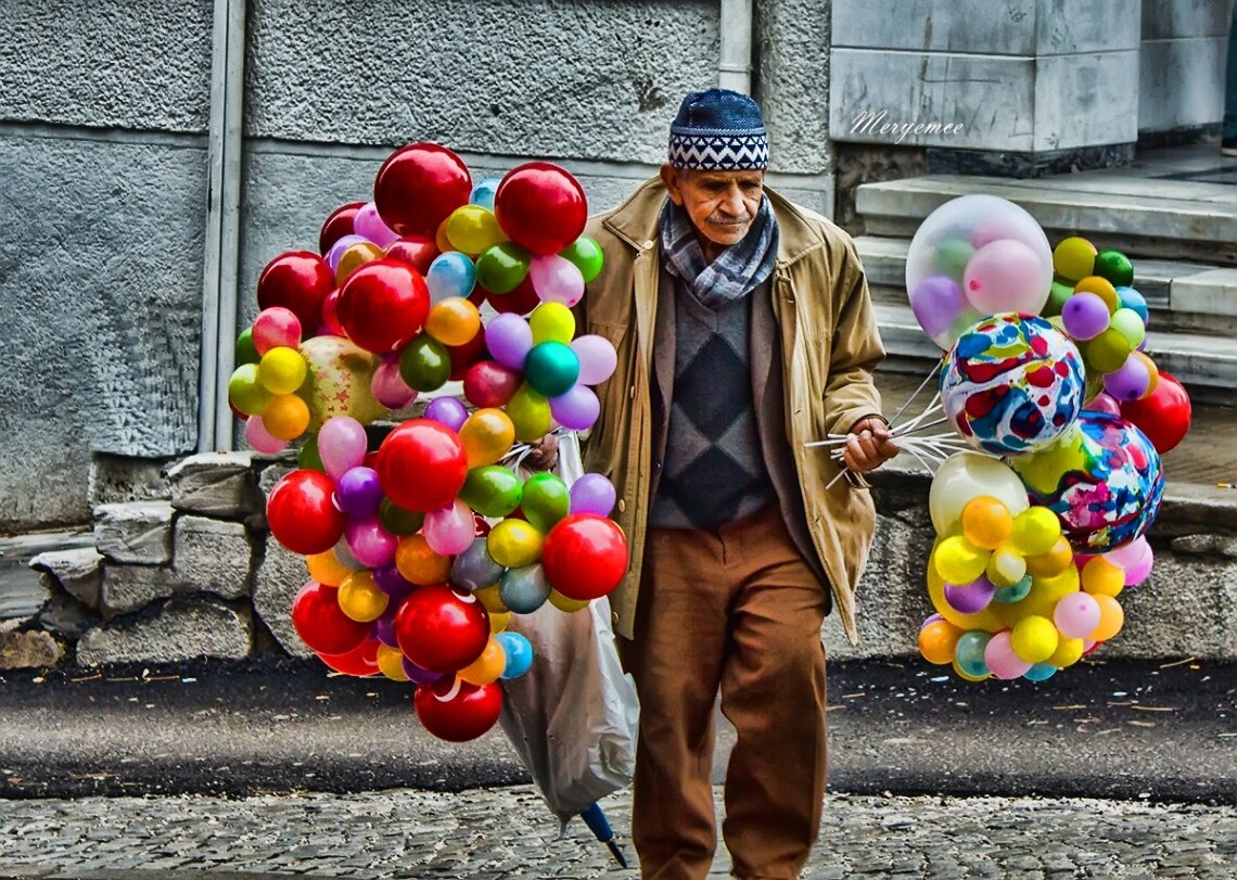 Продавец воздушные шары. Продавец воздушных шаров. Продавщица воздушных шариков. Продавец воздушных шаров лето. Продавщица воздушных шаров в парке живопись.