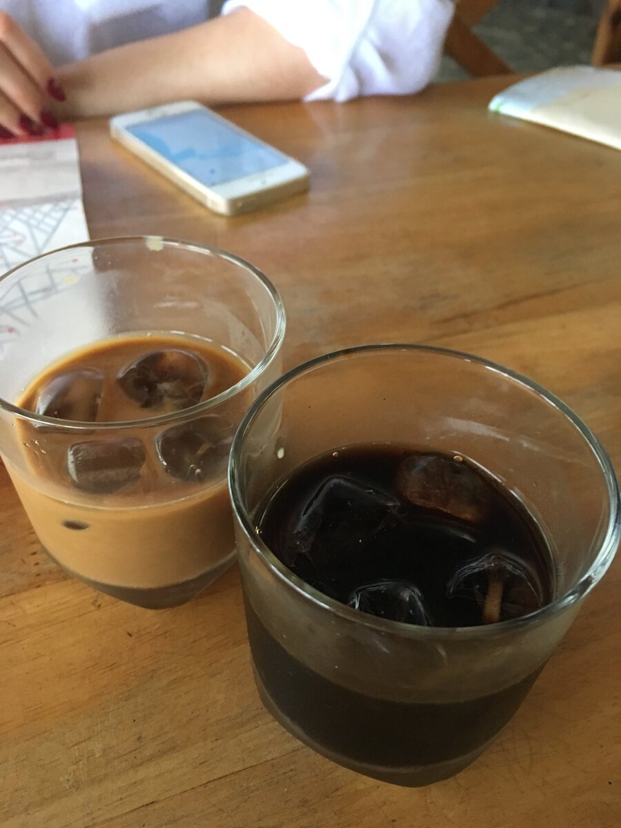 Отдельный, написанный в полушутливом тоне, но от этого не теряющий в правдивости ни капли, дифирамб посвящён кофе... нет ни так, КОФЕ и все четыре буквы большие в знак безусловного первенства этого божественного напитка волшебной страны  Вьетнам... И это Он, не съезжающий компромиссно на Оно  