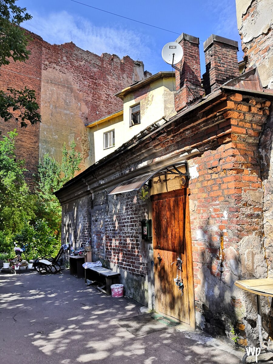 Дом гражданина на фоне руин завода "Электроинструмент".  Общего подъезда здесь нет, у каждого жильца свой персональный вход