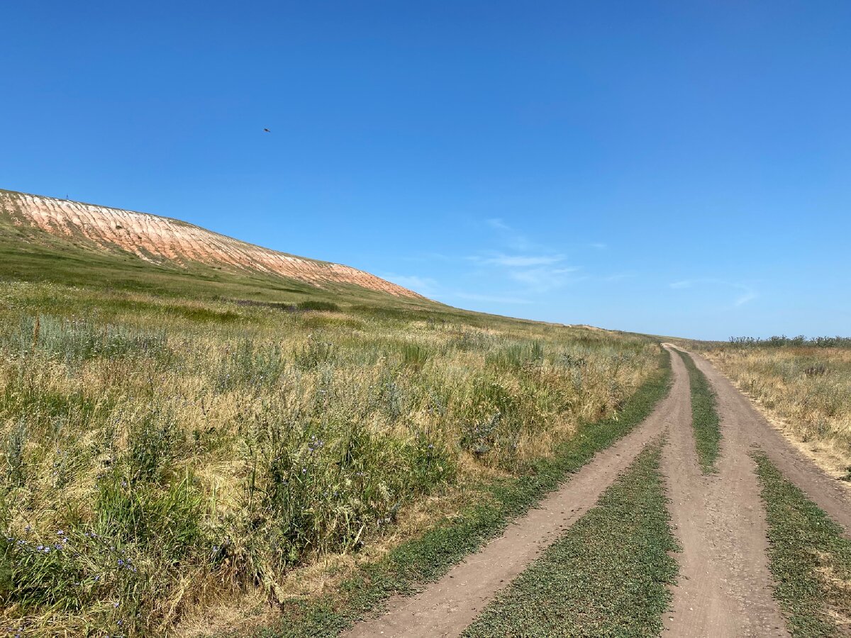 Село красные горы. Гора красная русская Селитьба. Гора красная Самарская область. Русская Селитьба холмы. Красная гора Донецкая область.