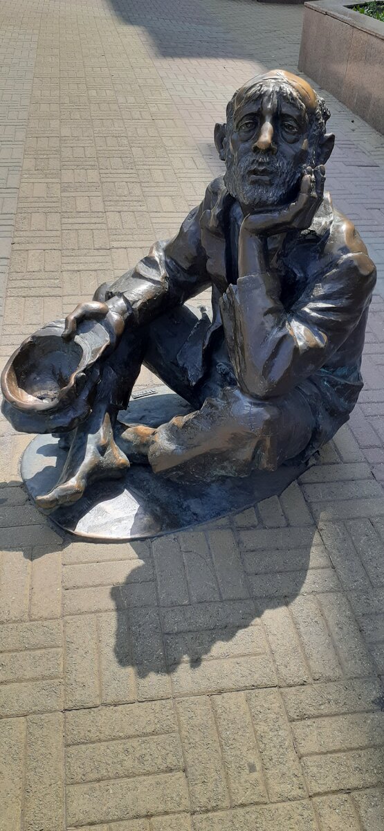 Памятник профессиональному нищему в Челябинске