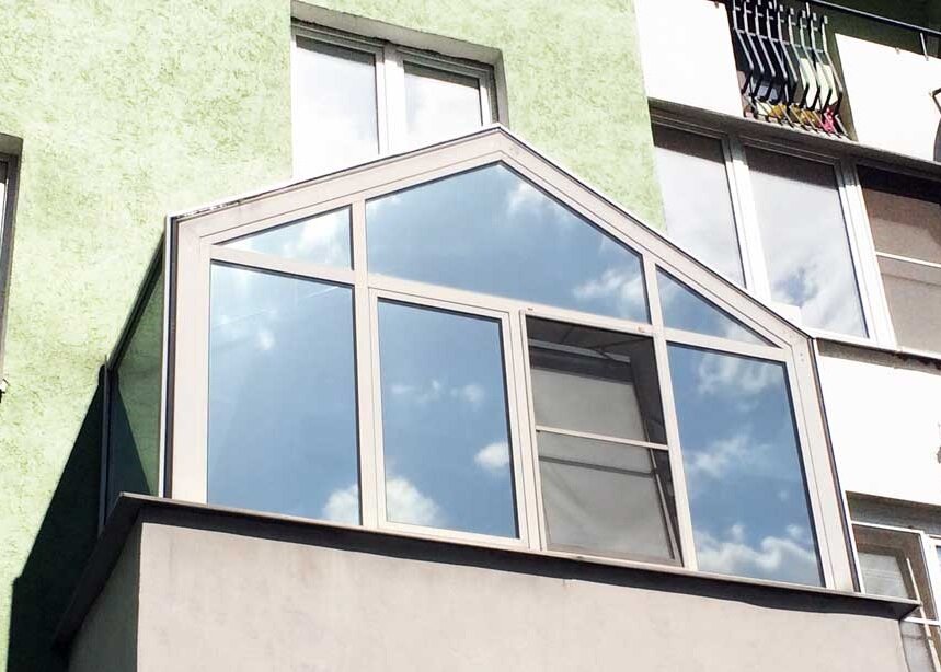 Нет никаких заломов, плёнка плотно клеится на стекло и выполняет свои функции многие годы