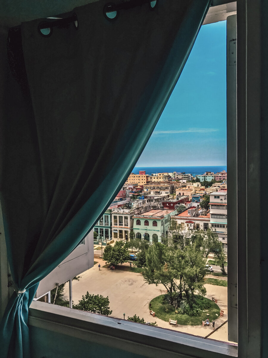 Вид из окна нашей квартиры в Гаване