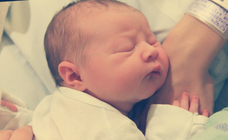 Для ребёнка пройти через родовые пути имеет особое значение