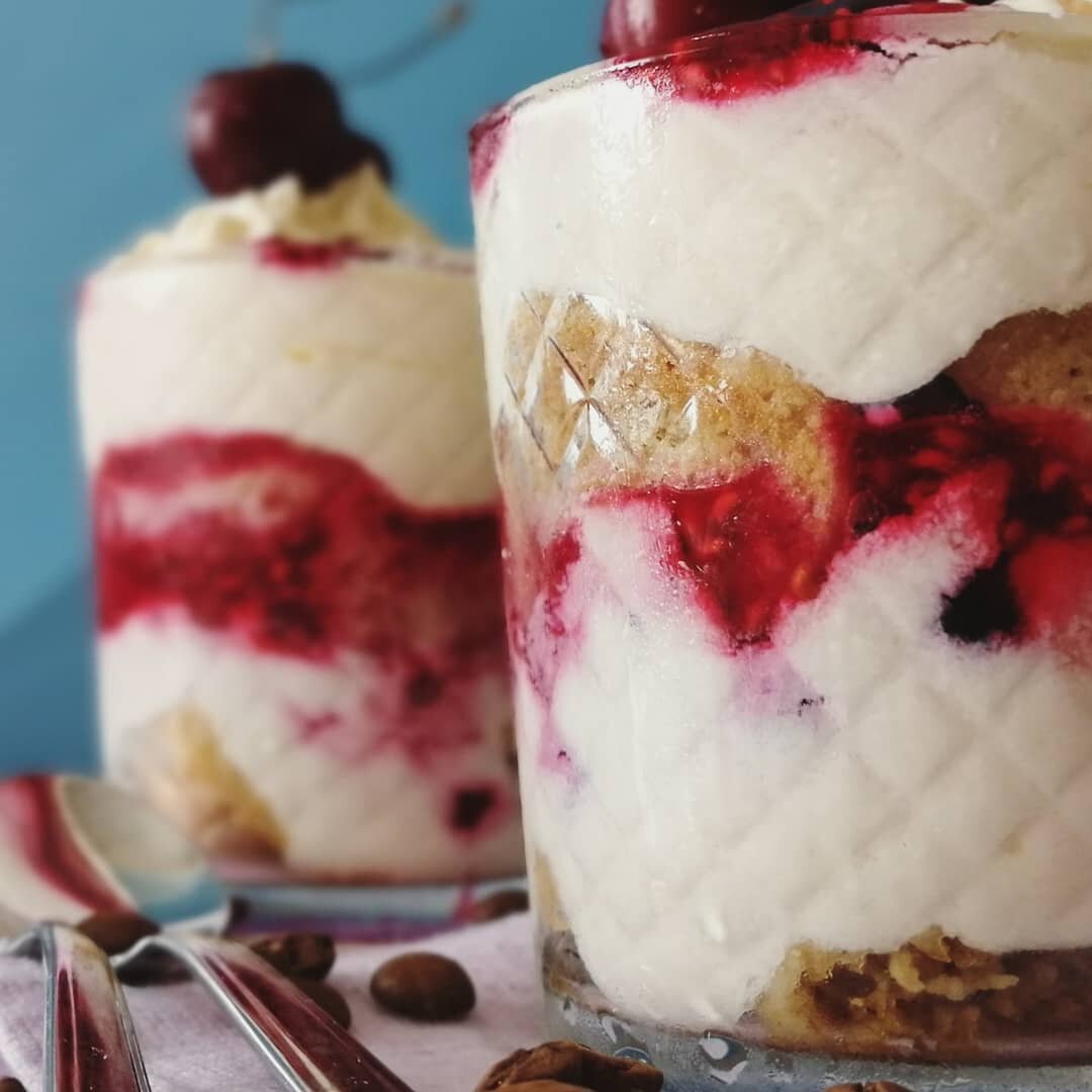 Тирамису в стаканах с кокосом и лесными ягодами