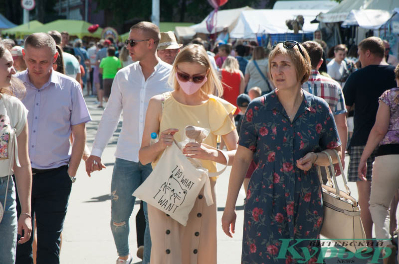 Посетители ярмарки «Задзвінскi кiрмаш» на «Славянском базаре». Фото Анастасии Вереск