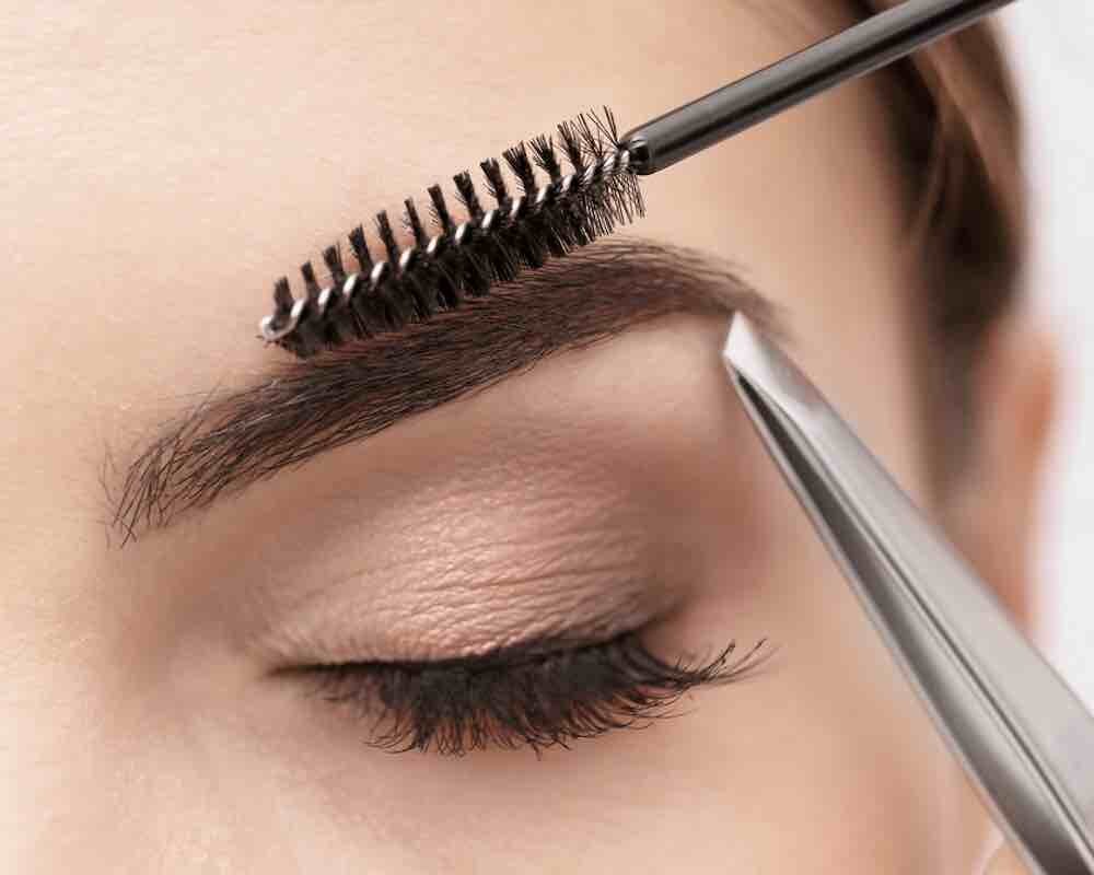 Фото: https://elgreloo.com/beauty/korrektsiya-brovey-v-domashnikh-usloviyakh