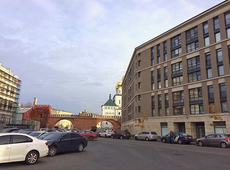 Его хотелочь фотографировать со всех сторон. Но ии прятался за другими зданиями или еле помещался в кадр.