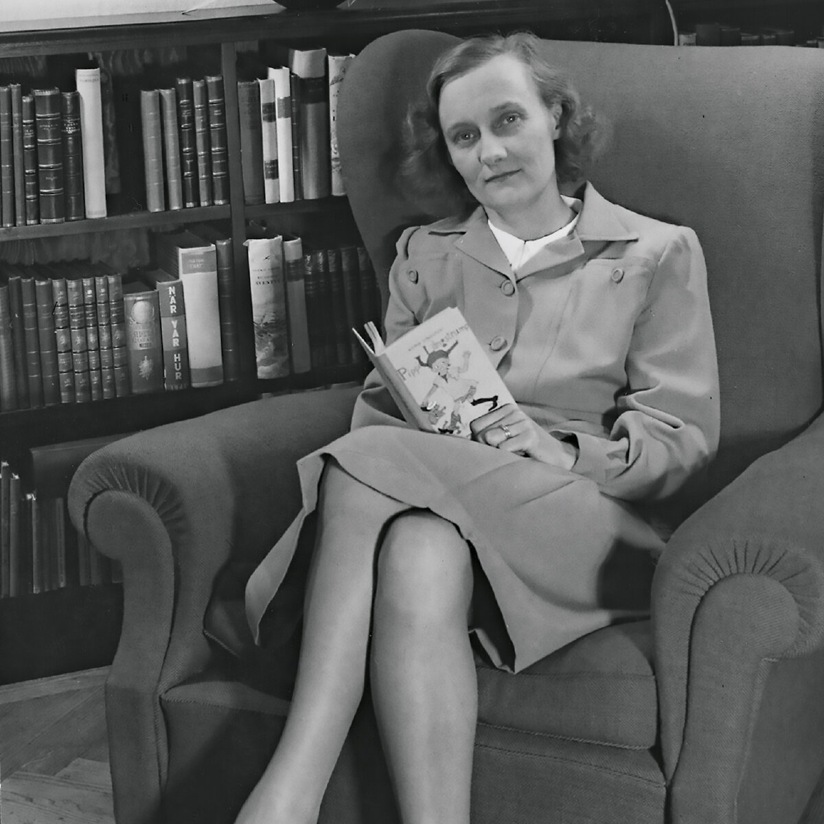 Астрид Линдгрен в любимом кресле для чтения. Далагатан, 46, Стокгольм. Фотография сделана предположительно в 1947 или 1948 году.