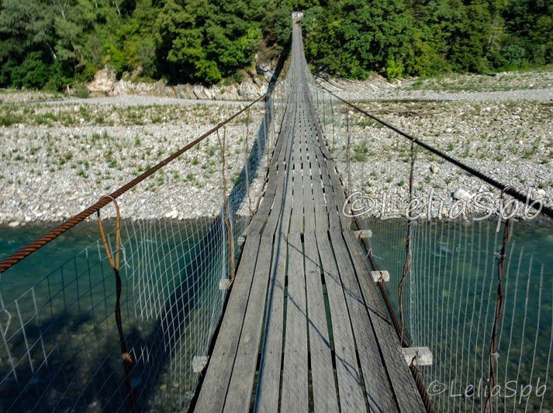 Фото из личного архива. Подвесной мост через реку Псезуапсе.