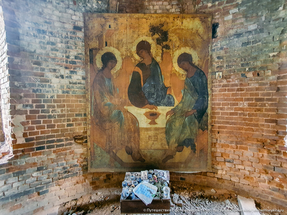 Зашла в заброшенный храм и застыла в растерянности: показалось, что там висит икона Андрея Рублёва