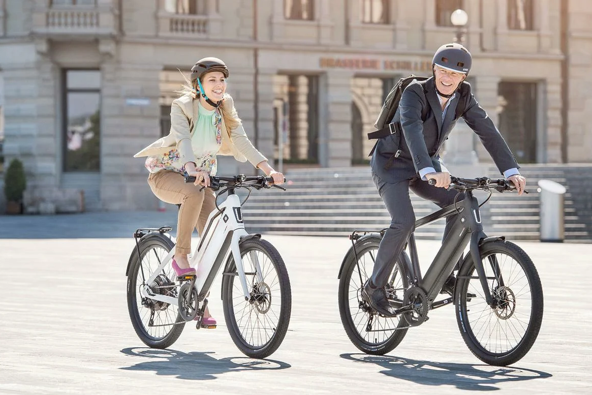 Сколько зарабатывает курьер на электровелосипеде. Электровелосипед e -Bike k212. Электровелосипед Stromer. Человек на велосипеде. Велосипеды c человеком.