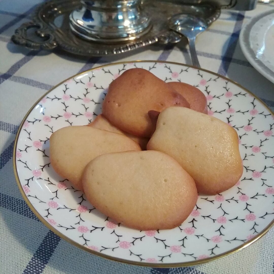 Готовое мелкое печенье с ванилью.