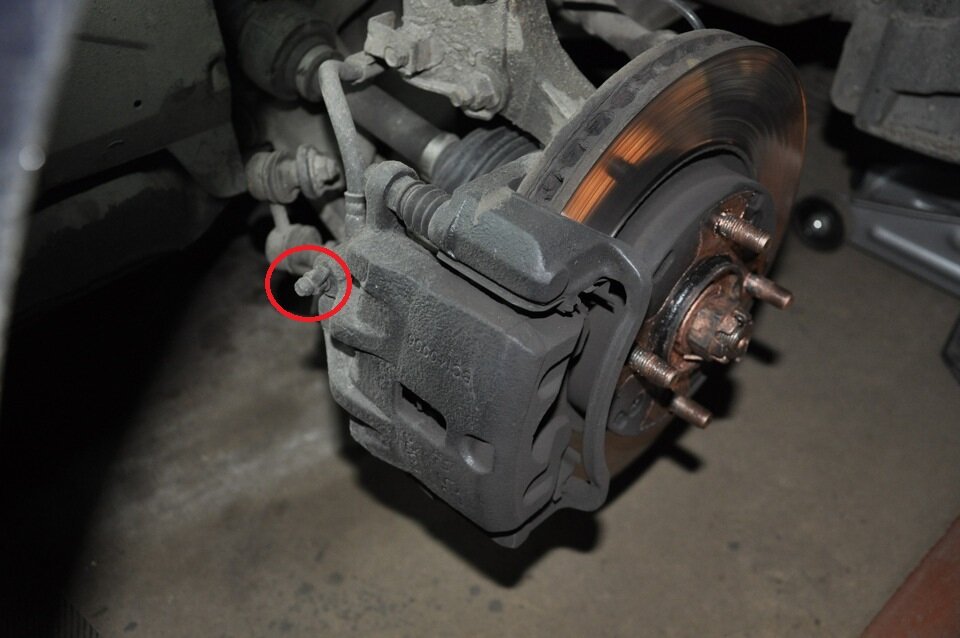 Ну так как же прокачать тормоза?

Для самого начала нужно получить доступ к штуцерам прокачки тормозов. И для этого желательно  поставить авто на подъемник или же воспользоватся домкратом,так же желательно снять все колеса,но если эта задача кажется вам трудной,то можно ее миновать. Не забудьте очистить штуцеры возле колес от грязи и налить в обрезок пластиковой бутылки немного тормозной жидкости.,можно использовать б/у.