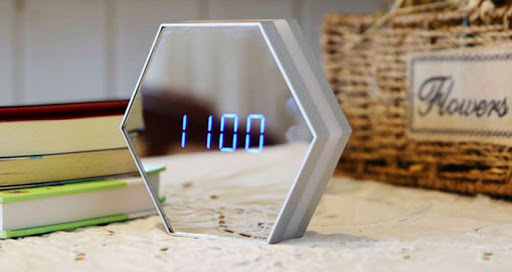 Будильник - зеркало, отлично подойдет женской половине читателей