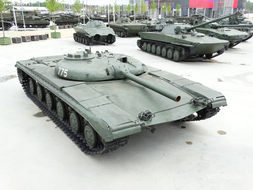 Объект 780 не ушел дальше эскизов и макетов вначале  1960-х годов. По сути, он являлся развитием Объект 775, который уже  действительно был построен и испытан. Новую модель планировалось  оснастить 125 мм пушкой-пусковой установкой, т.е. она могла стрелять как  обычными снарядами, так и ракетами.