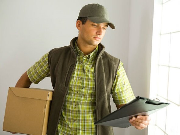 Фото Яндекс Картинки.    Курьер на доставке товаров.