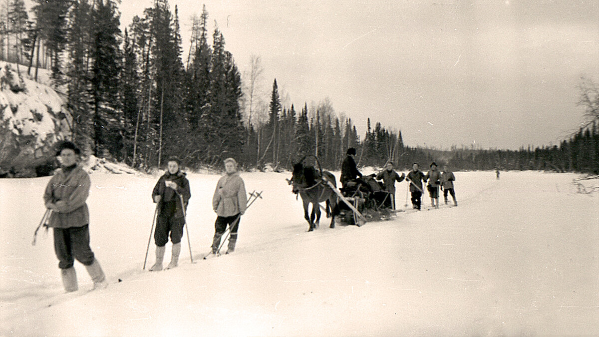 Перевал Дятлова. Туристы из группы Игоря Дятлова идут на лыжах в поселок 2 Северный рудник.