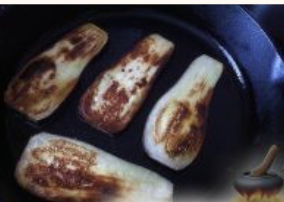 Обжарьте баклажаны на растительном масле, с двух сторон.